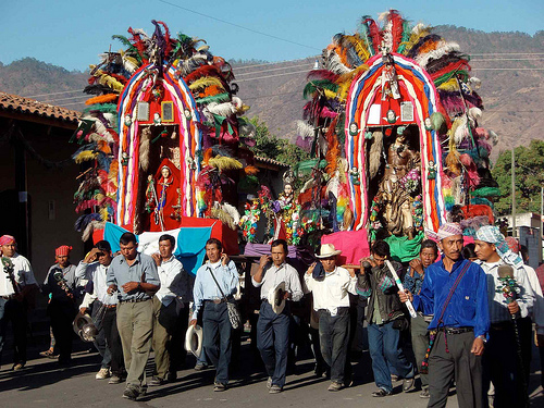 Праздничное шествие из Сан-Габриеля в Сан-Мигель в Гватемале