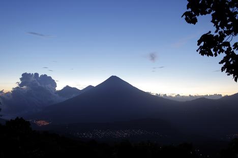 Вечерний вид вулканов Гватемалы
