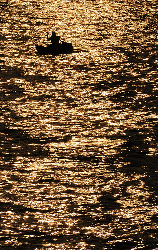 Рыбацкая лодка в вечернем океане Гватемалы