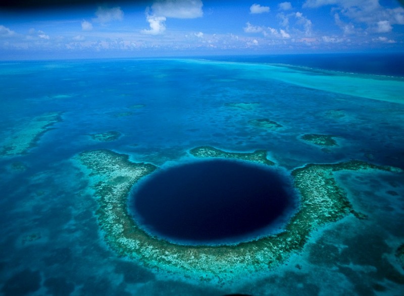 Вид на большую голубую дыру в океане Белиза (диаметр 305 м, глубина 120 м)