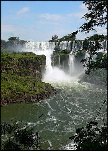 Вид на водопад Iguazu в Национальном парке Аргентины