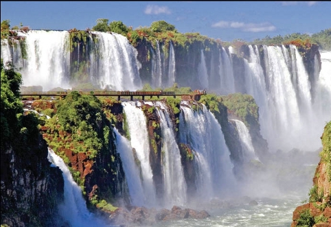 Водопад Iguazu в Аргентине в солнечную погоду