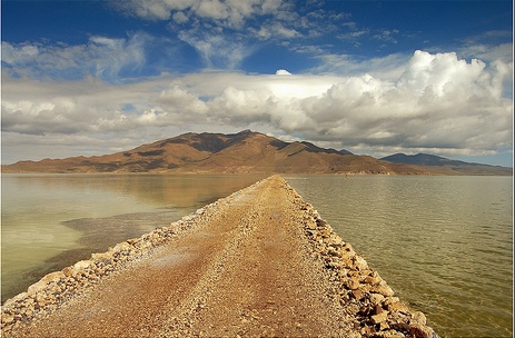 Дорога среди высокогорных минеральных озер Боливии