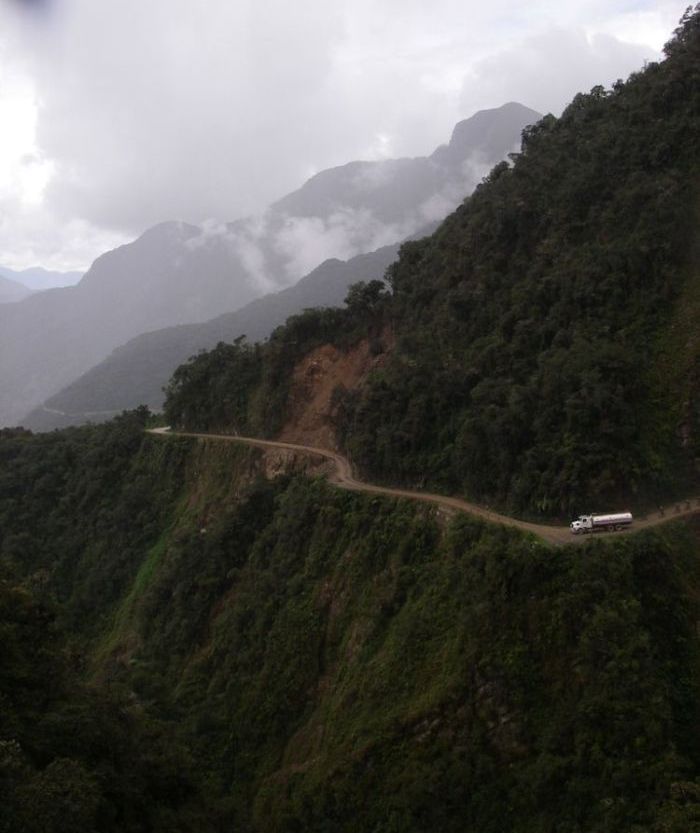 Дорога смерти в горах Боливии