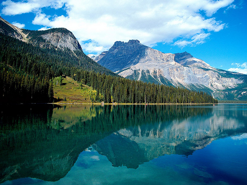 Зеркальная гладь озер в Канаде