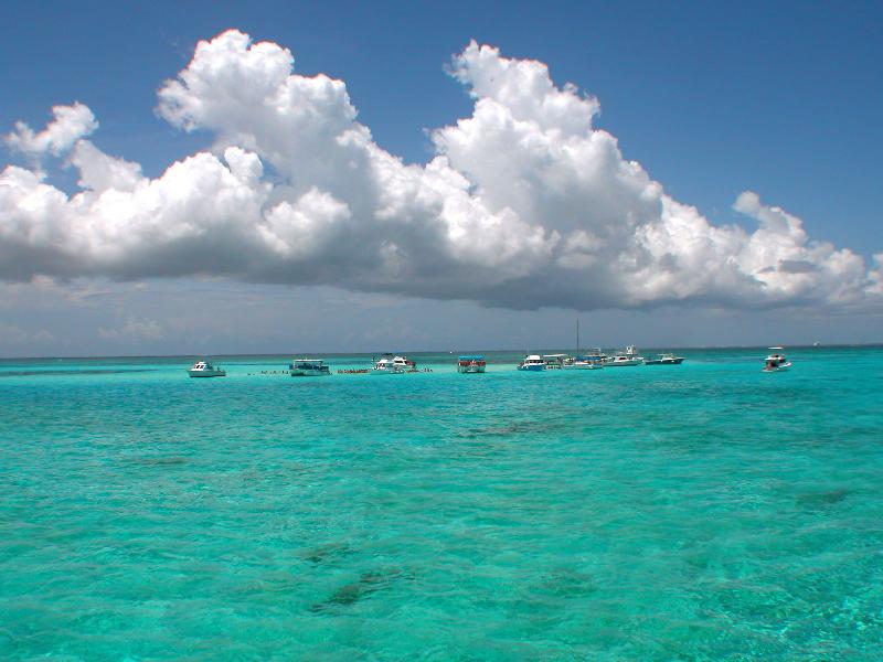 Изумрудные воды океана возле Каймановых островов