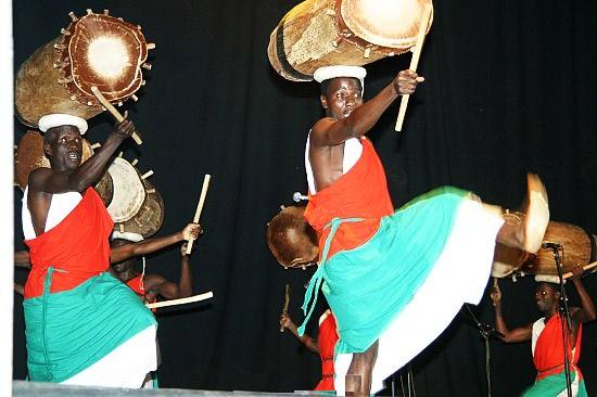 Бурунди. Танец с национальными барабанами