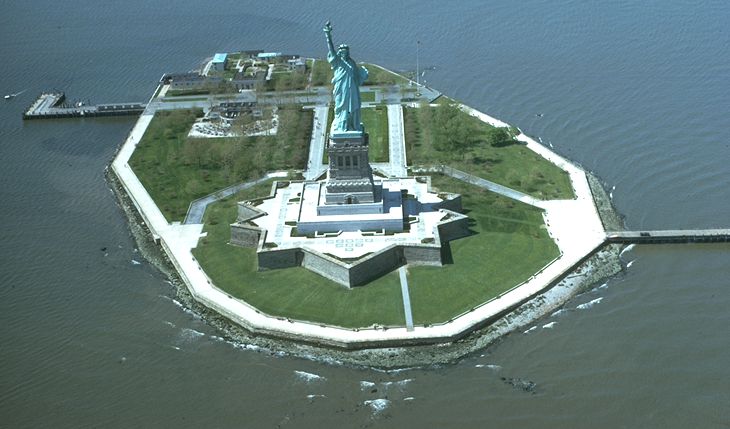 Вид на остров со статуей свободы в США