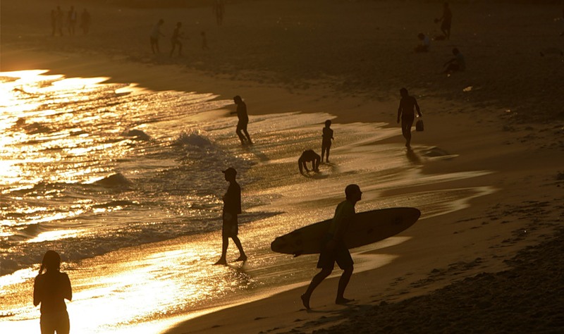 Серфингисты в заливе возле Рио-де-Жанейро