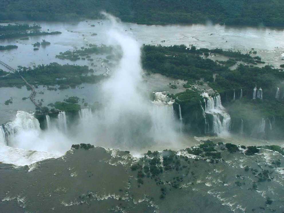 Знаменитый водопад Игуасу в Бразилии