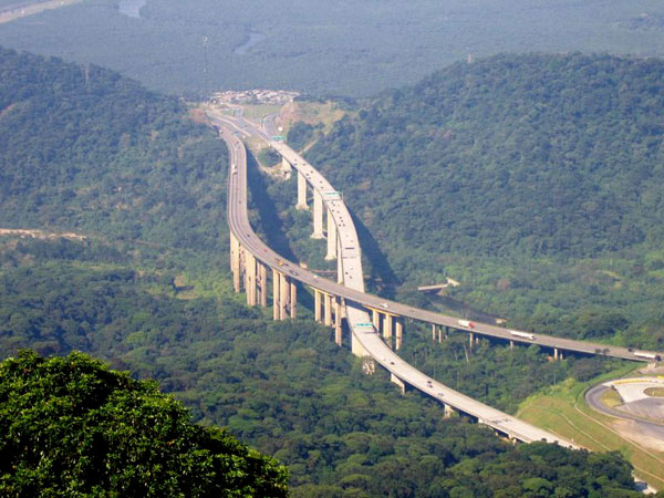 Автомагистраль среди тропического амазонского леса Бразилии