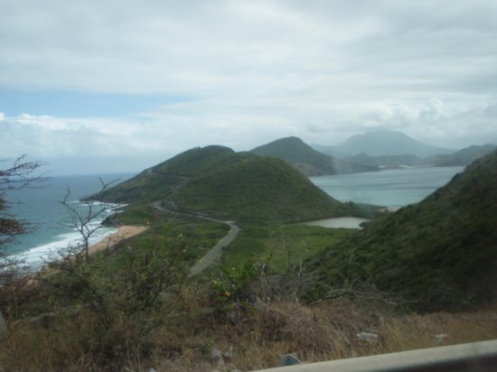 Дорога в горы на берегу Сент-Китс и Невис