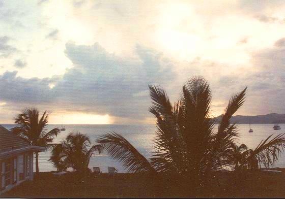 Закат солнца на побережье Сент-Китс и Невис