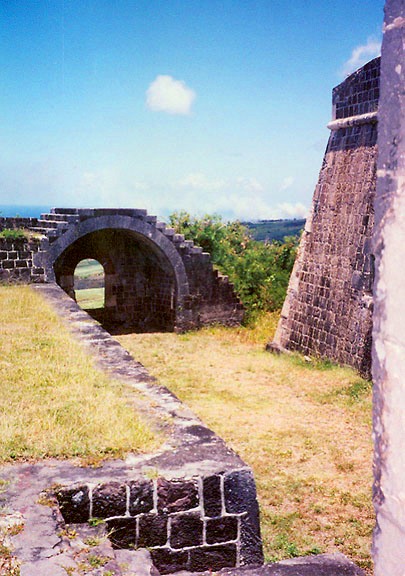 Каменные постройки на побережье Сент-Китс и Невис