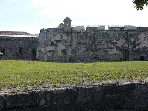 Стены кубинской крепости изнутри