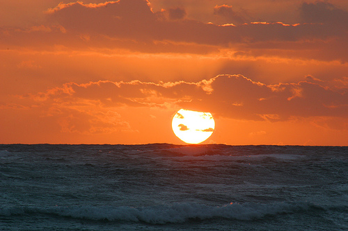 Закат солнца над океаном в Доминиканской республике
