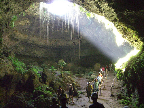 Осмотр пещеры туристами в Доминиканской республике