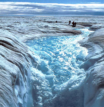 Захватывающий водопад среди льдин Гренландии