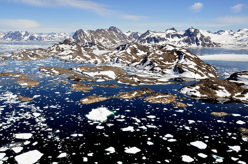 Отколовшиеся льдинки в прибрежье Гренландии