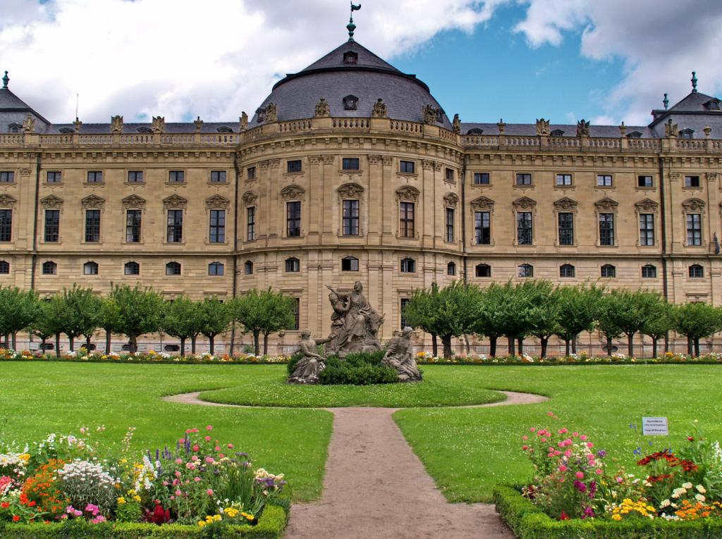 http://www.turspeak.ru/sites/default/files/imagecache/full/VYuRCBURG_3_Residenz.jpg