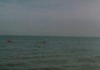 Балтийское море в Гданьске (район Бжезьно) Человек в море стоит на дне - вот так далеко можно зайти в море в Гданьске
