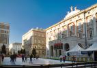 Каток в центре города зимой Каток в центре города зимой