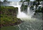 Вид на водопад Iguazu в Национальном парке Аргентины Вид на водопад Iguazu в Национальном парке Аргентины