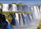 Водопад Iguazu в Аргентине в солнечную погоду Водопад Iguazu в Аргентине в солнечную погоду