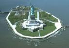Вид на остров со статуей свободы в США Вид на остров со статуей свободы в США
