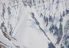 Вертолет в горах как песчинка Вертолет в горах как песчинка