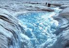 Захватывающий водопад среди льдин Гренландии Захватывающий водопад среди льдин Гренландии