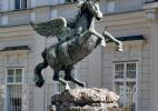 Скульптура пегаса перед дворцом Скульптура пегаса перед дворцом