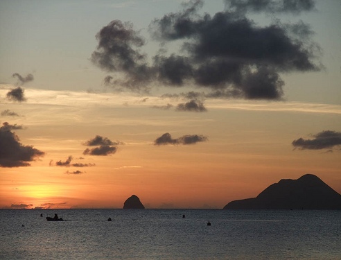 Живописный закат нат гаванью Мартиники