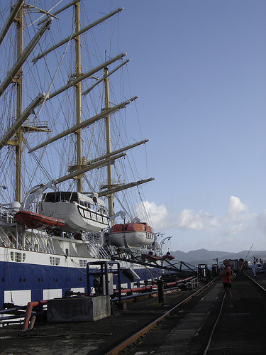 Корабль на пристани Мартиники