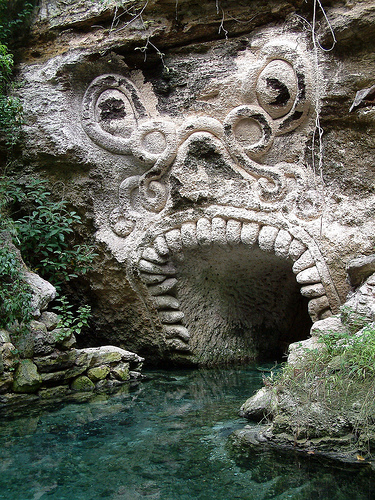 Древние рисунки на арке над рекой в Мексике