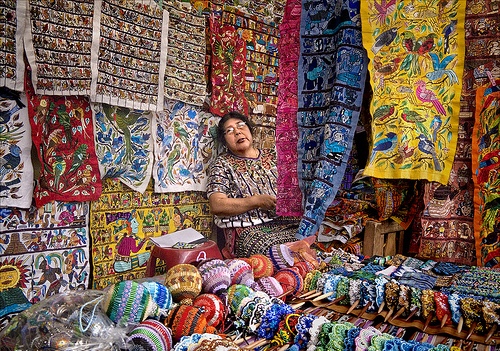 Торговля коврами на рынке Гватемалы