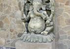 Скульптура бога Ганеша у слоновьего вольера