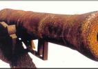 Старинная пушка - символ Национального музея Гамбии, Банжул, Гамбия