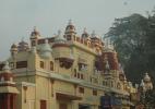 Башни и "купола" над главными воротами храма Лакшми-Нарайана