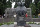 Сухумский обезьяний питомник в городе Сухуми в Абхазии. Памятник обезьяне
