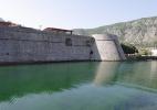 Крепостные стены города Котора в Черногории