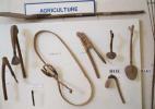 Сельскохозяйственные инструменты в музее внутри Арки 22, Банжул, Гамбия