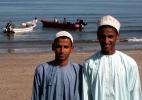 Молодые Оманцы на пляже в Барке