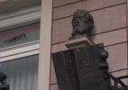 Бюст Достоевского на доме, где он отдыхал