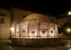 Большой фонтан Онофрио в городе Дубровнике в Хорватии. Подсветка