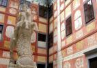 Крепость Форхтенштайн в Австрии. Внутренний двор. Памятник Паулю Эстерхази