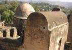 Вид с дворца Фасилидаса. Крепость Фасил-Гебби в Гондере в Эфиопии