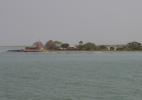 Вид на Форт Буллен через реку, Банжул, Гамбия