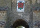 Главные ворота с гербом города