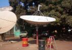 Спутниковые антены на улице в городе Канкан, Гвинея